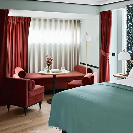 מלון Botaniste 4*